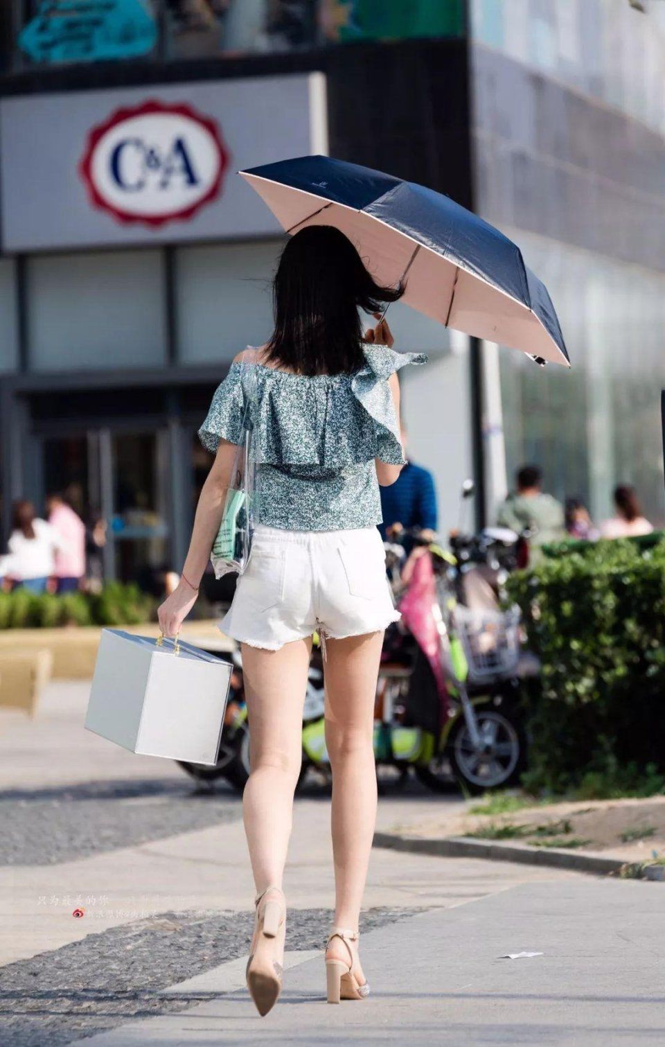 街拍:皮肤好的美女绝对不可以晒太阳的!可惜了