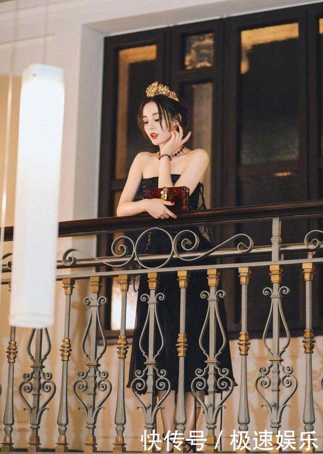 迪丽热巴与关晓彤同戴皇冠，相差5岁，这差别也太大了吧！