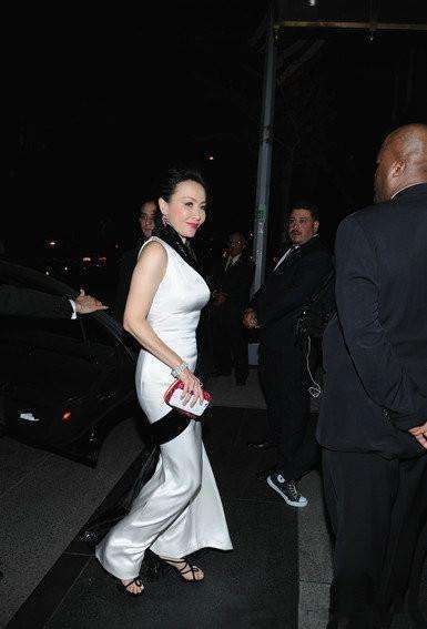 刘嘉玲穿衣越来越大胆了! 露肩长裙一片哗然, 保镖们的眼神亮了!