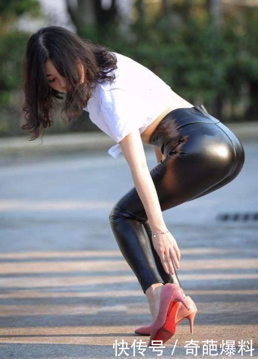 街拍身材高挑的辣妈穿紧身皮裤，身材彰显了美女的气质！