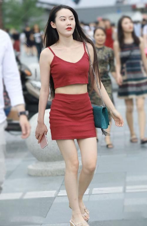  女朋友：陪女朋友去逛街，这套吊带裙很养眼吧？连路人也忍不住回头了