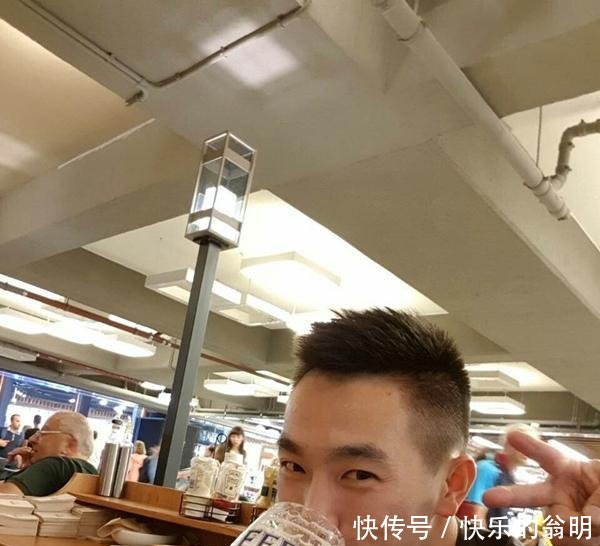 脱下军装喝着啤酒的何捷,清爽短发再加上迷人的微笑,怎么样?