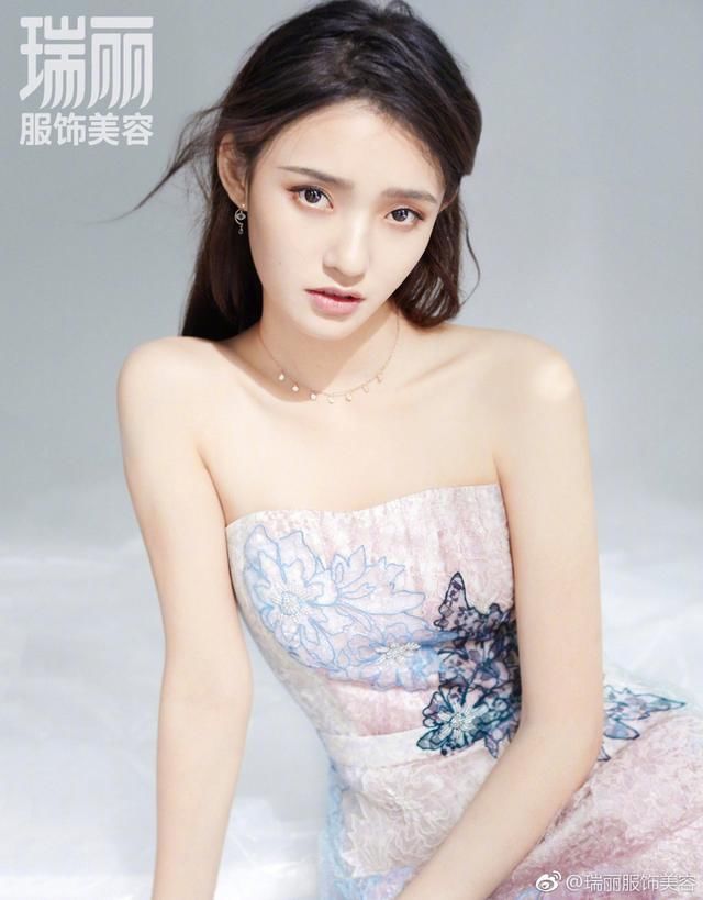 时尚行货社林允穿粉色纱裙仙气满满，秀香肩眼神忧郁惹人怜爱
