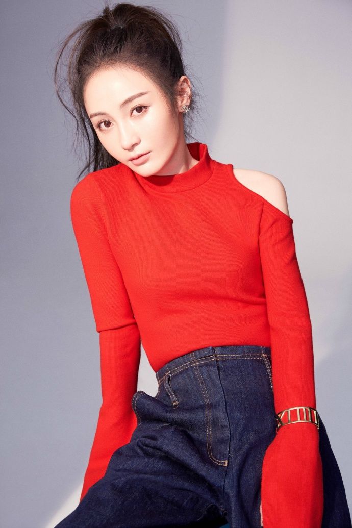 姚笛掀起刘海,凸显时尚小心机