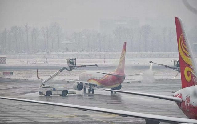 初雪后 首都国际机场飞机排队除冰