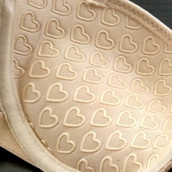 去了趟香港，看到新鲜出炉的文胸，那个柔软，那个舒服，难以忘怀