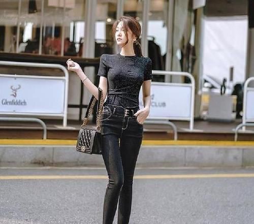  『舒适』牛仔裤搭配很有女人味，展现独有的优雅气质，让人眼前一亮！