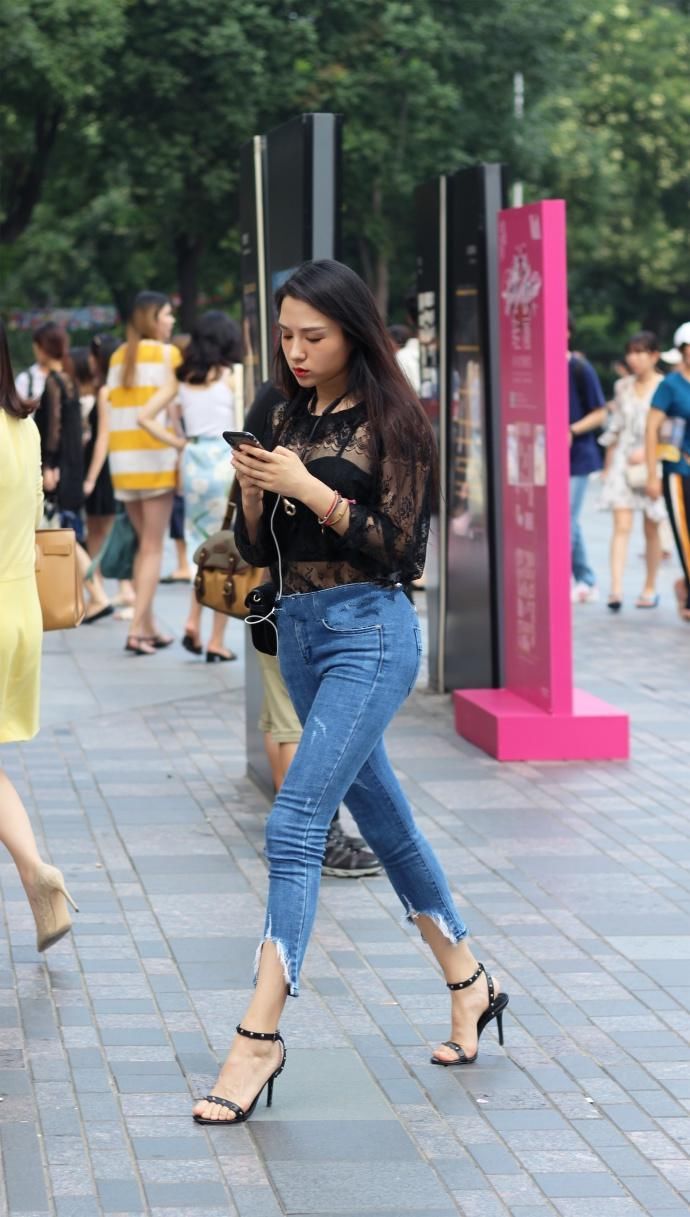 街拍:美女穿“透视”上衣，朦胧间显现的好身材，让人为之叹服