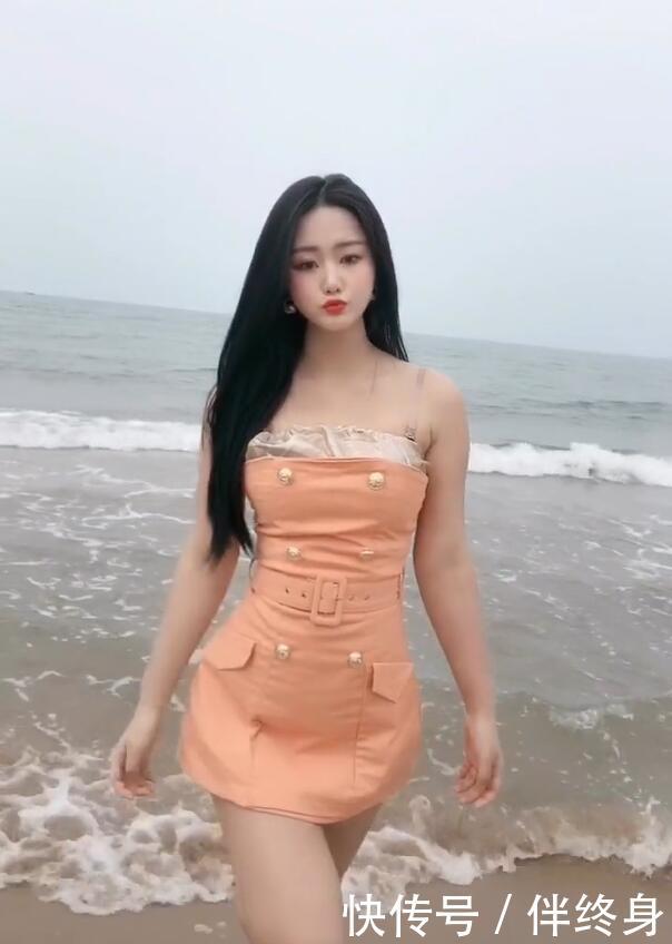 【 在海边】简单又好看的短裙，穿出了干净清纯的味道，街拍小姐姐