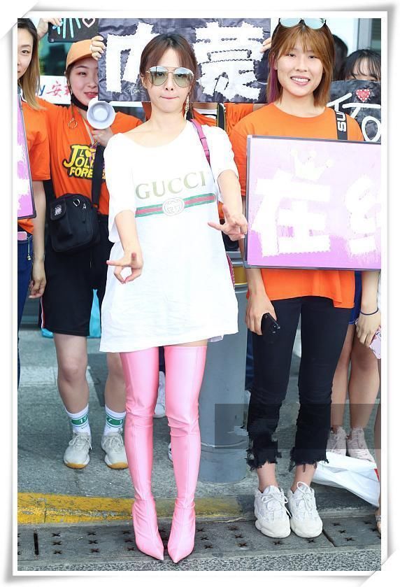 没蔡依林的腿真别把靴子当裤子穿,像周冬雨这样撑不起来就尴尬了