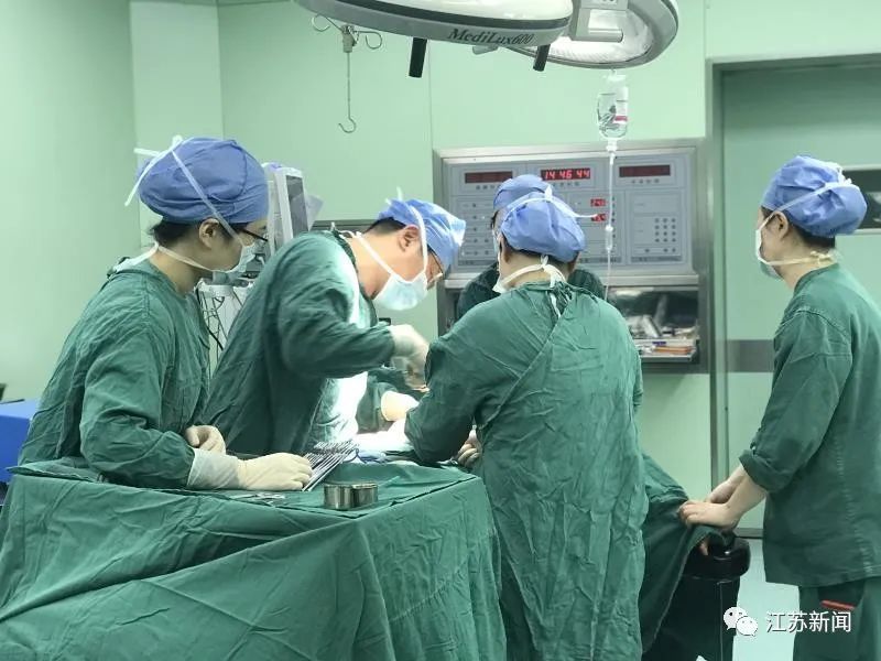  假体■女子30年前隆胸，如今取出这两坨东西…触目惊心！