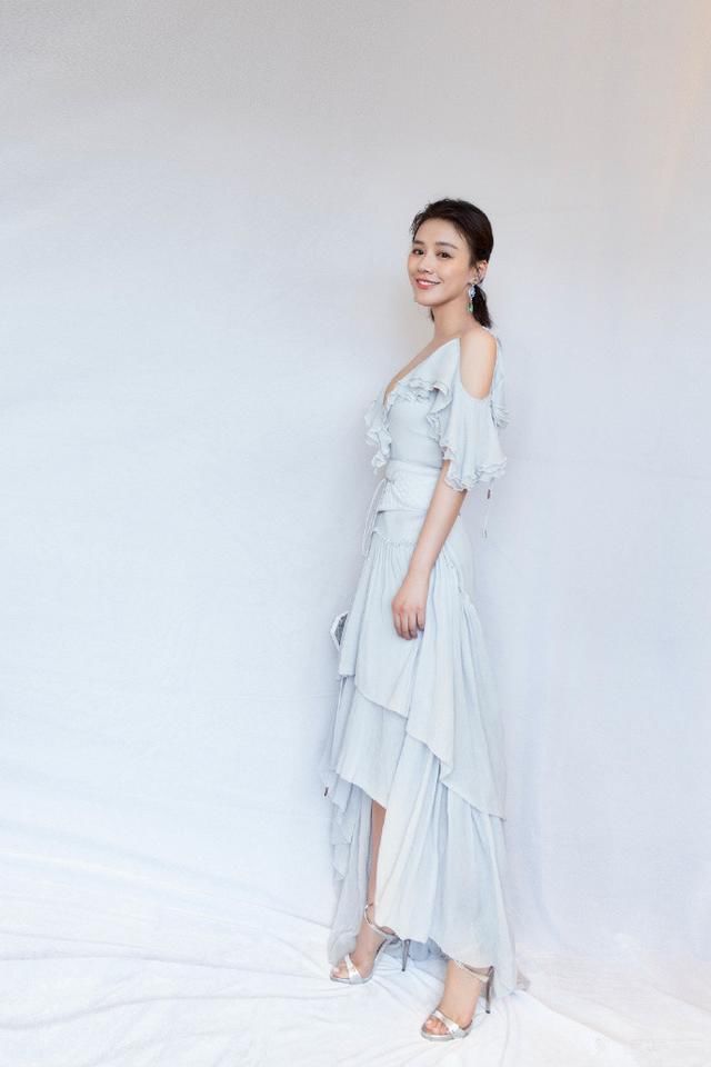 30岁+就注定不能再少女?学学杨幂霍思燕加点荷叶边,减龄又清新