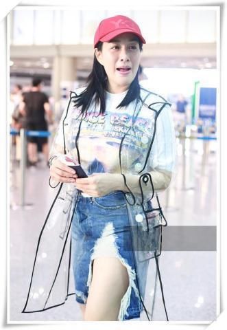 钟丽缇刘诗诗都98斤，同穿牛仔短裤，网友：这差距太尴尬