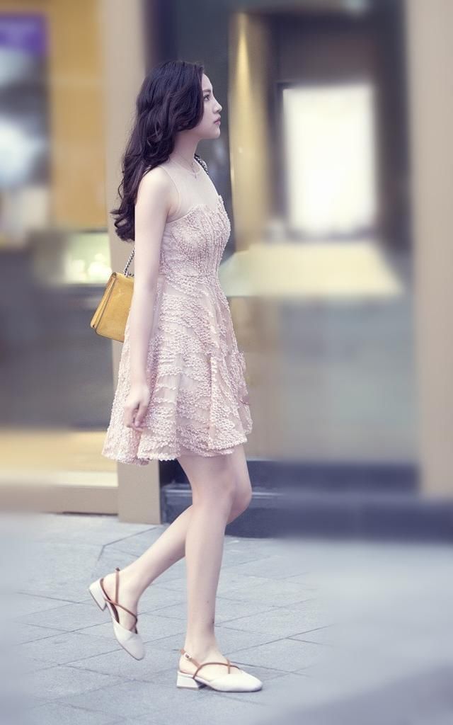 皮皮虾街拍 美女穿红色吊带装 曲线婀娜好身材 给你火辣辣回头率