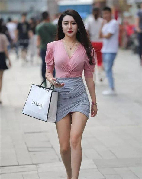  [身材]街拍：身材越好越敢穿，走在街上很容易吸引人的眼睛