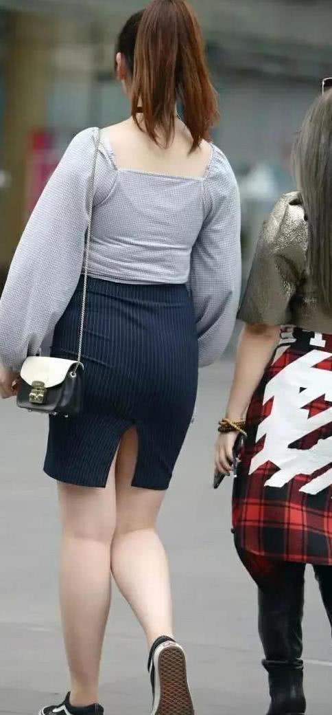 小姐姐选择了很可爱的发型，简单呆萌，刘海分开，婴儿肥的脸上一