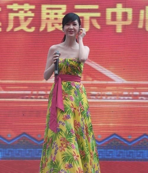 [ 脸部]抹胸印花连衣裙亮相，脸部皱纹好真实，“冻龄女神”周慧敏也老了