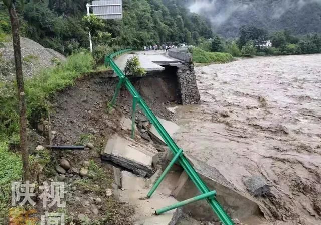 今日入中伏 降雨仍持续！汉中多地暴雨导致道路中断 桥梁冲毁 居