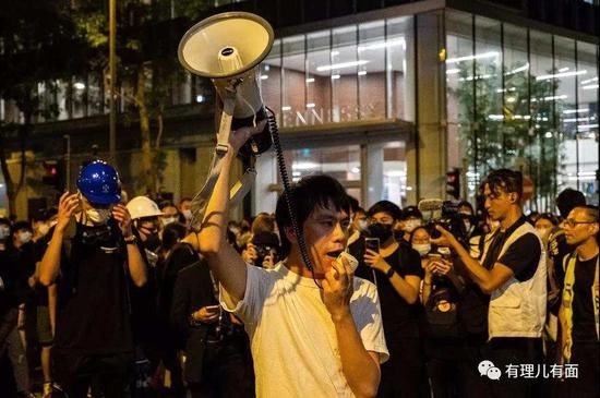  「暴徒」“嘻哈议员”邝俊宇：暴力活动的最佳导演