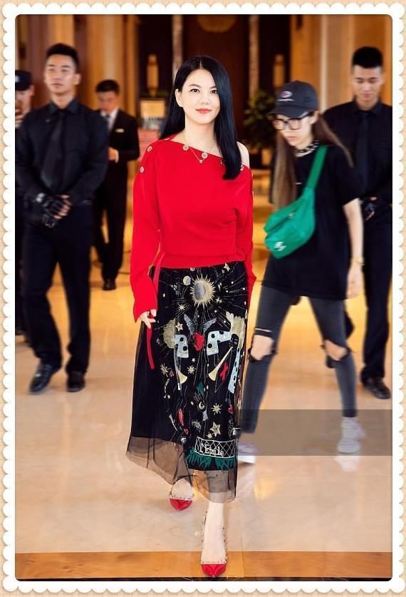 李湘42岁，赵薇也42岁，二人同穿红色露肩裙，差距竟如此尴尬？