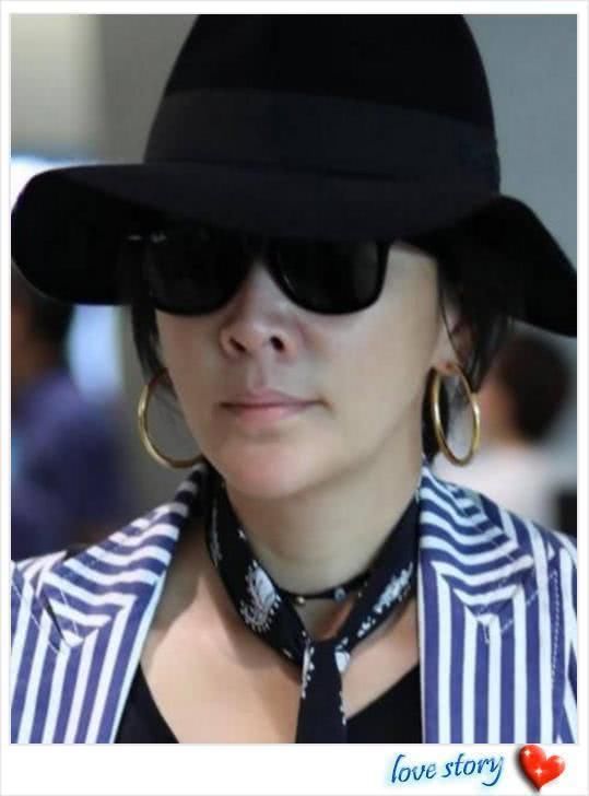 刘嘉玲外表平平，却被鼻孔夺去了镜子 网友：这个鼻子可以系骆驼