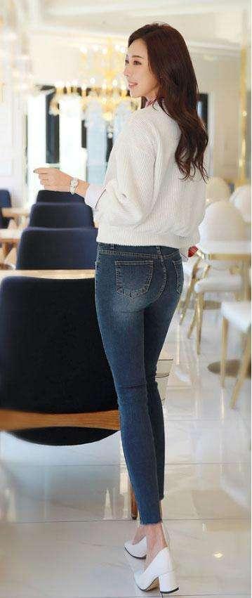 紧身裤满足女人的要求，走在街头上回头率十足！