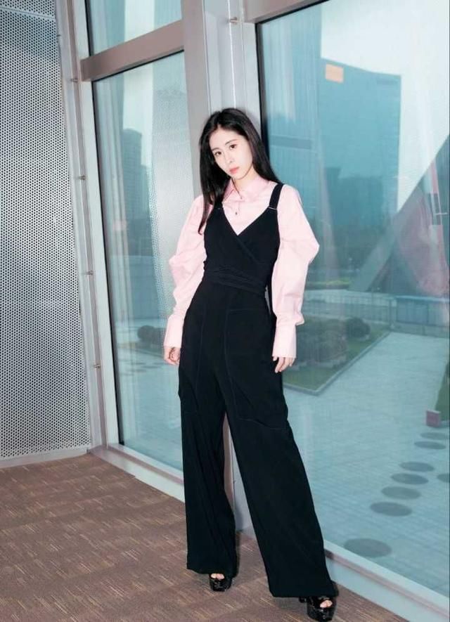 张碧晨不仅是实力歌者，还是艺术爱好者，网友：看她裤子就知道了