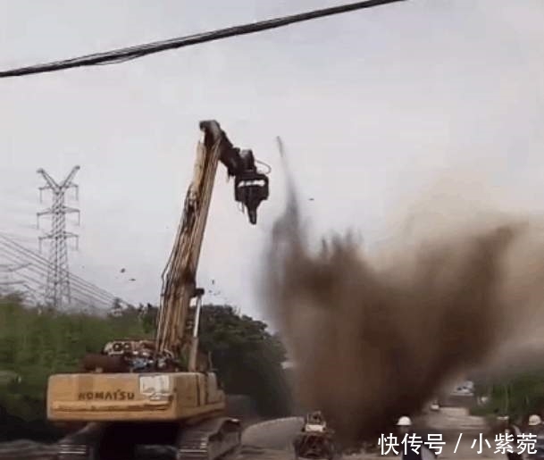 实拍高铁桥墩检验不合格, 被挖掘机直接推倒, 几百万就没有了