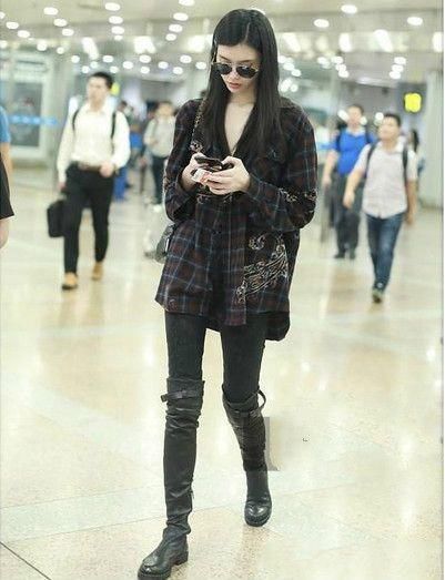 奚梦瑶机场穿小码靴，网友：腿都挤变形了！