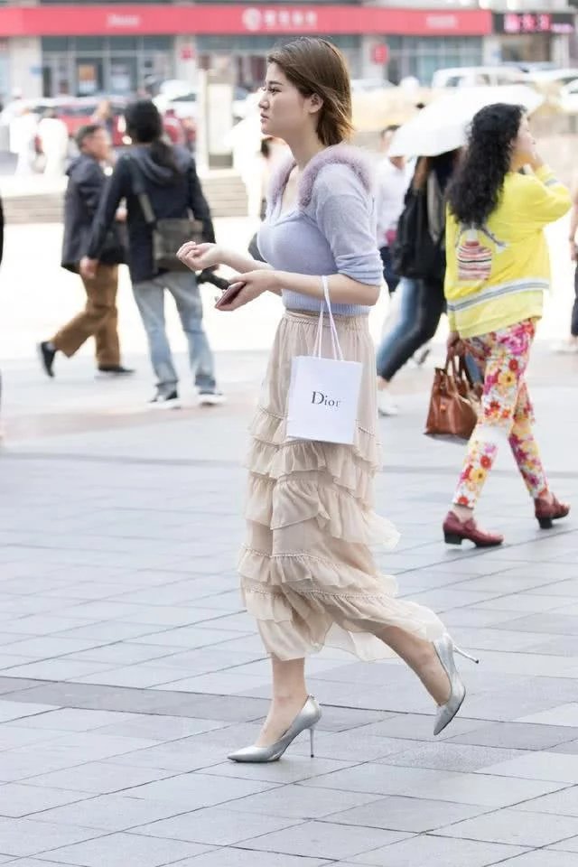 街拍：时尚俏丽的小姐姐穿着性感迷人，感觉都驾驭不了！