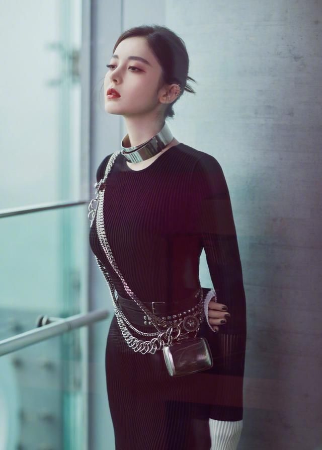  「适合」嫌金项链太土？没关系，那就试试潮流choker，总有一款适合你