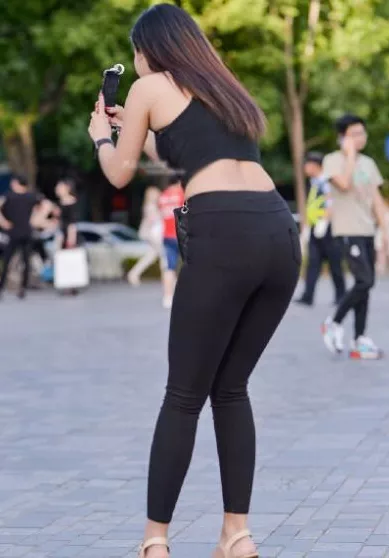 街拍：动人心弦的打底裤美女，柔韧性非常好，一字马很标准!