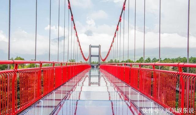 这些景区里的玻璃栈道让人胆颤心惊，生怕一不小心就塌陷断裂！