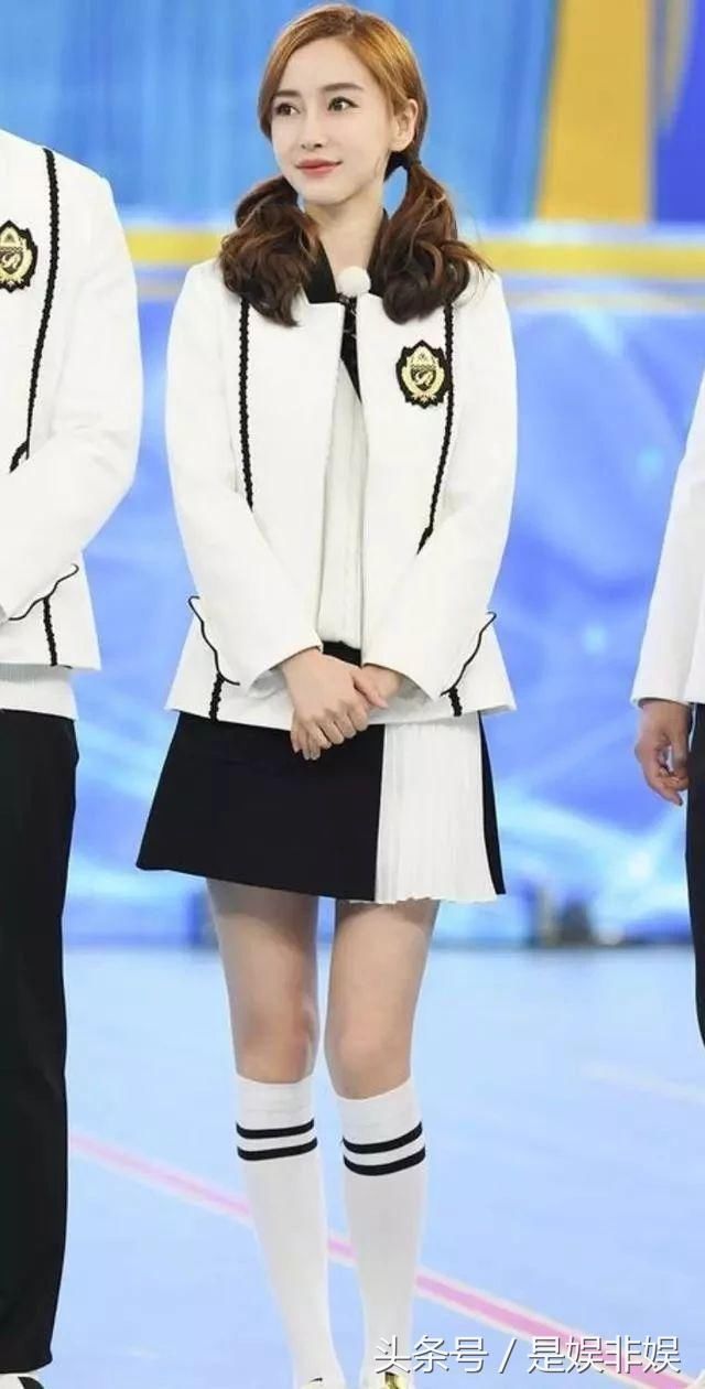 女星爱袜子外穿:杨幂杨颖时髦，鞠婧祎罕见，我就服迪丽热巴