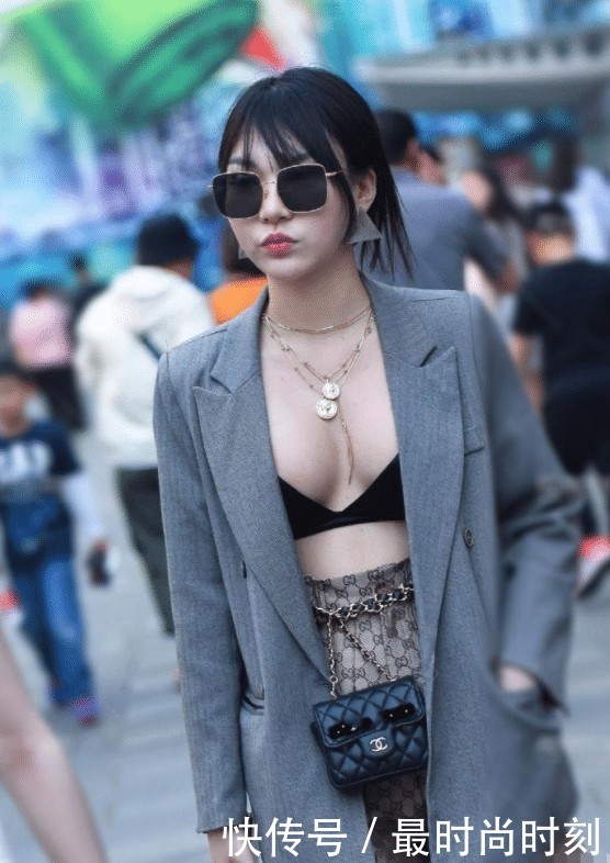  [美女]美女急着出门只披了件外套，却意外潮流，真有你的