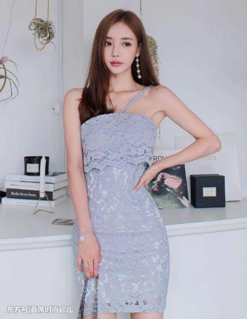 穿着紧身裙的美女气质好,身材凹凸感十足,特吸引人!