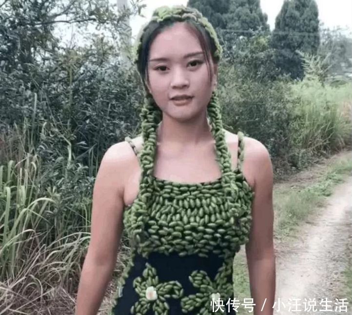农村美女响应环保，用苍耳做了一身裙子，洗澡的时候却尴尬了！