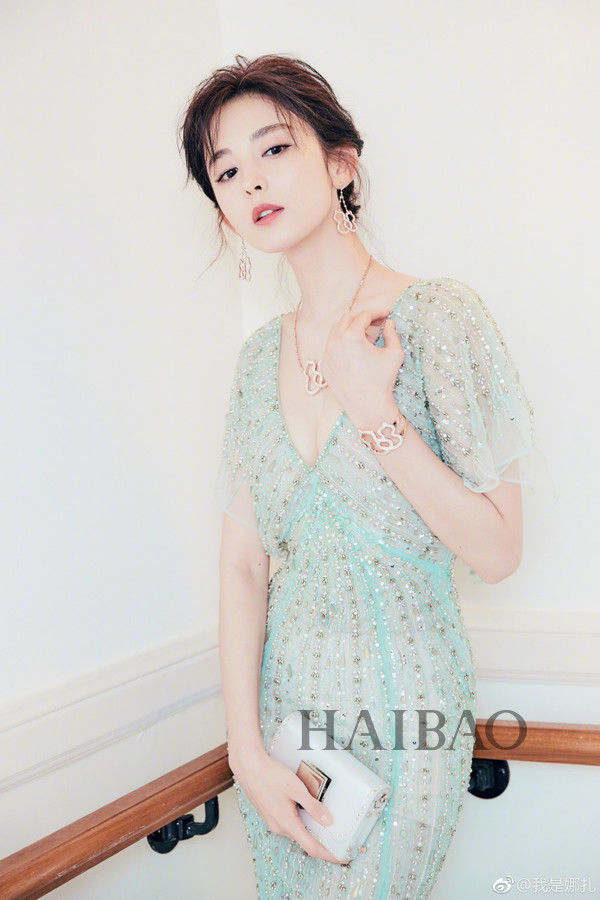 娜扎这本发型教科书也踩雷了?这样扎丸子头简直自寻死路...