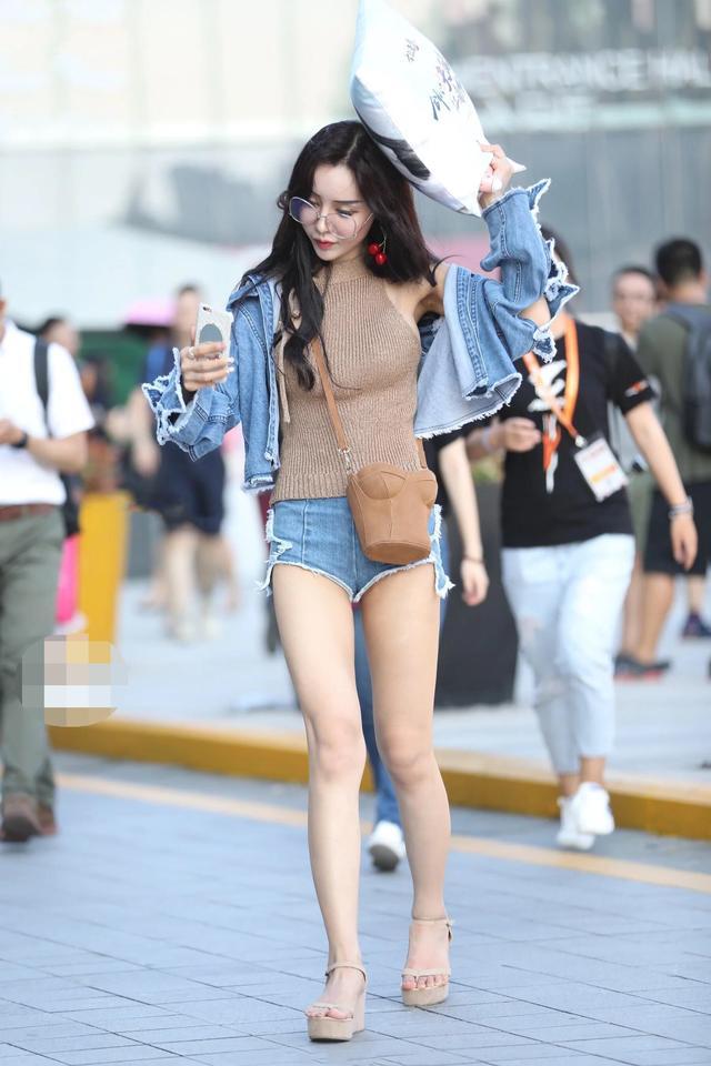 美女,一件牛仔热裤腿部显得更加修长,简直就是完美的尤物!