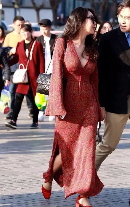 性感小姐姐时尚性感穿衣太吸晴，完美身材前凸后翘让人流连忘返，