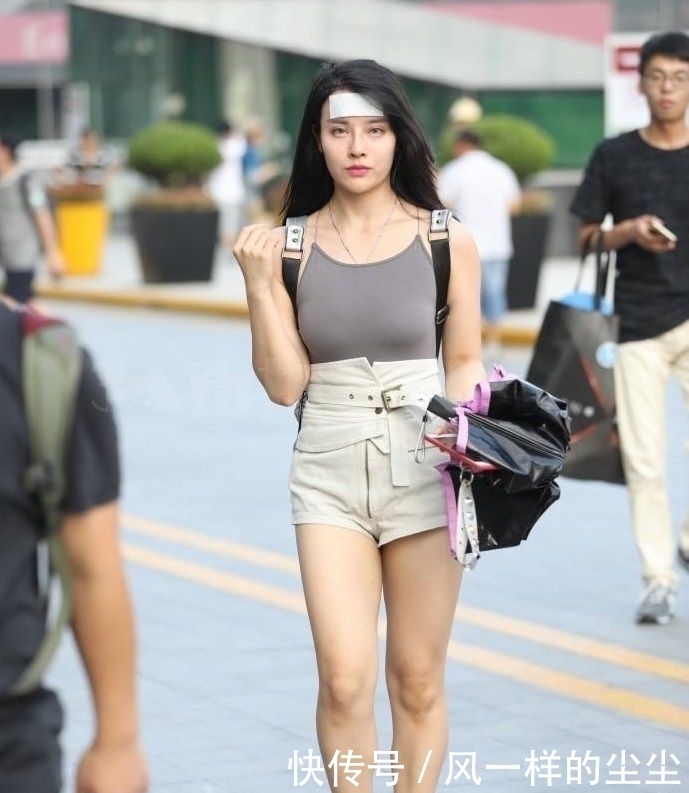 微胖■路人街拍微胖女孩也可以穿裸色,搭配对了就很时髦