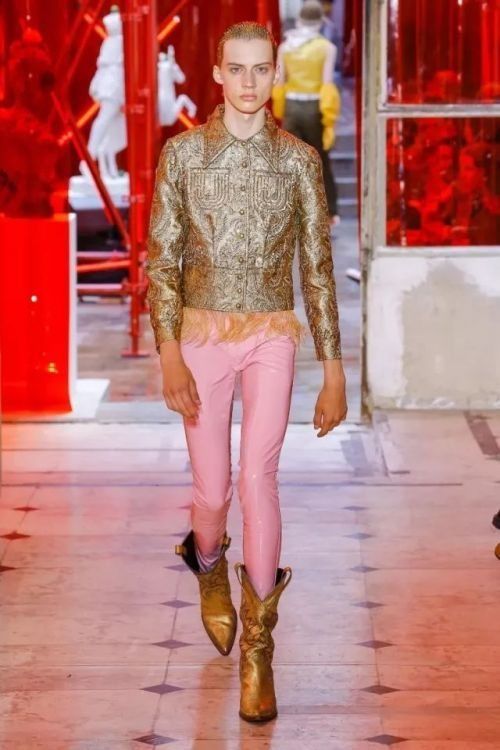 无性别时尚| 权志龙、李宇春...男女装通吃这么有趣?