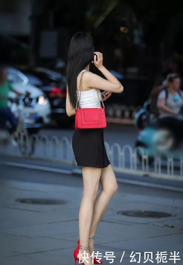  [美女]美女穿一双高跟鞋，搭配高腰的短裙更加显腿长，看起来更加的显气
