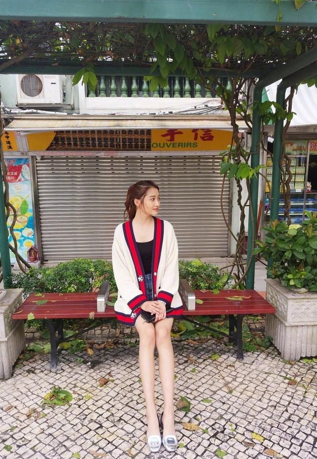 关晓彤造型师该不会喜欢鹿晗吧？网友：腿是真服，上半身我沉默了