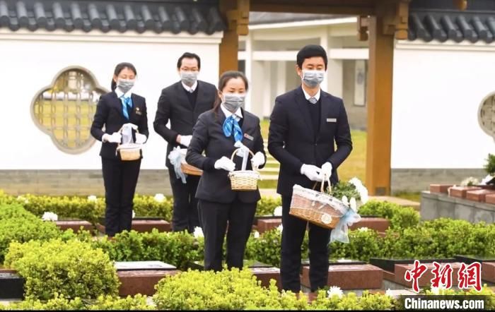  「祭扫」江苏各地推出“云祭扫”“代祭扫” 鼓励民众多元表达哀思