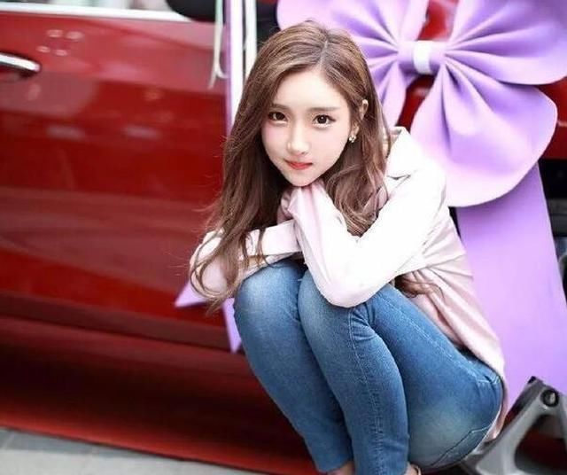 【美女】身材纤细的牛仔裤美女,突显魅力小蛮腰,真迷人