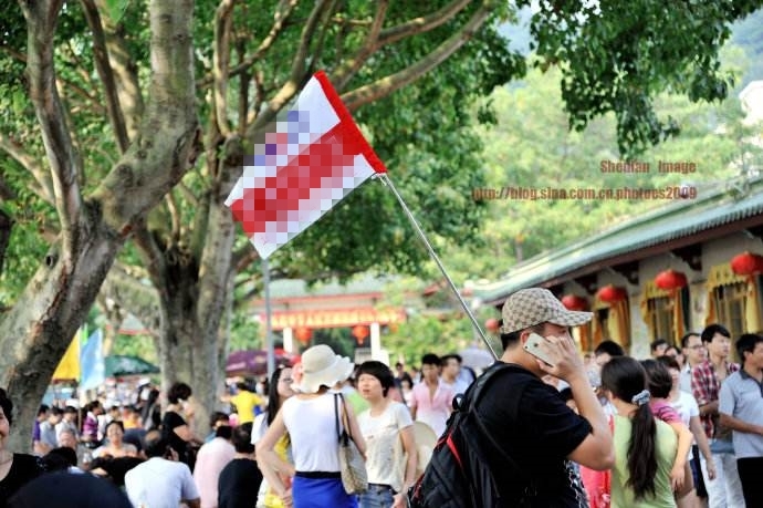 一夜之间被“挤爆”的大学，参观游客突然激增，原来令人哭笑不得