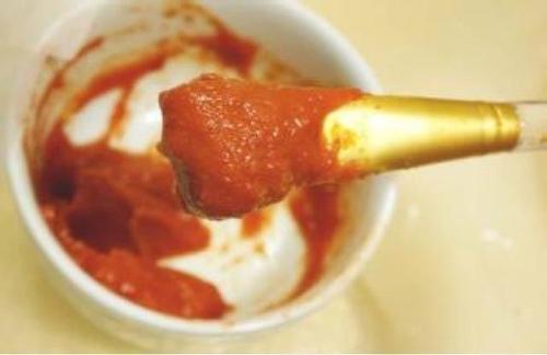 脸上长了“老年斑”不用怕！用牙膏加上“它” 祛斑还净化黑头