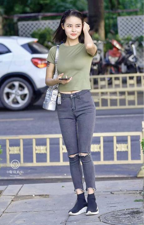 街拍:清秀的小姐姐是时尚达人,凹凸有致的身材让她很有自信!