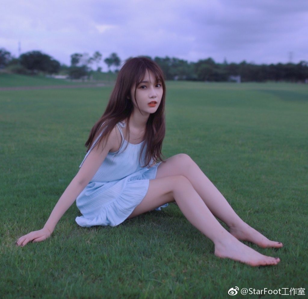SNH48宋昕冉唯美写真，白色短裙衬托一双美腿 可爱而性感